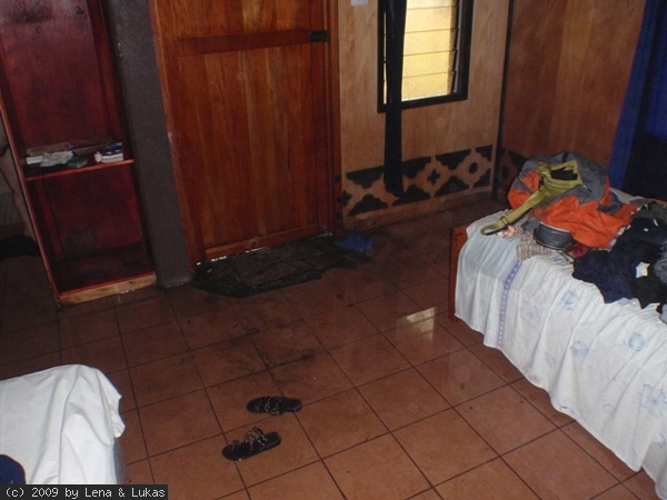 5543 der Zyklon überschwemmt unsere Hütte